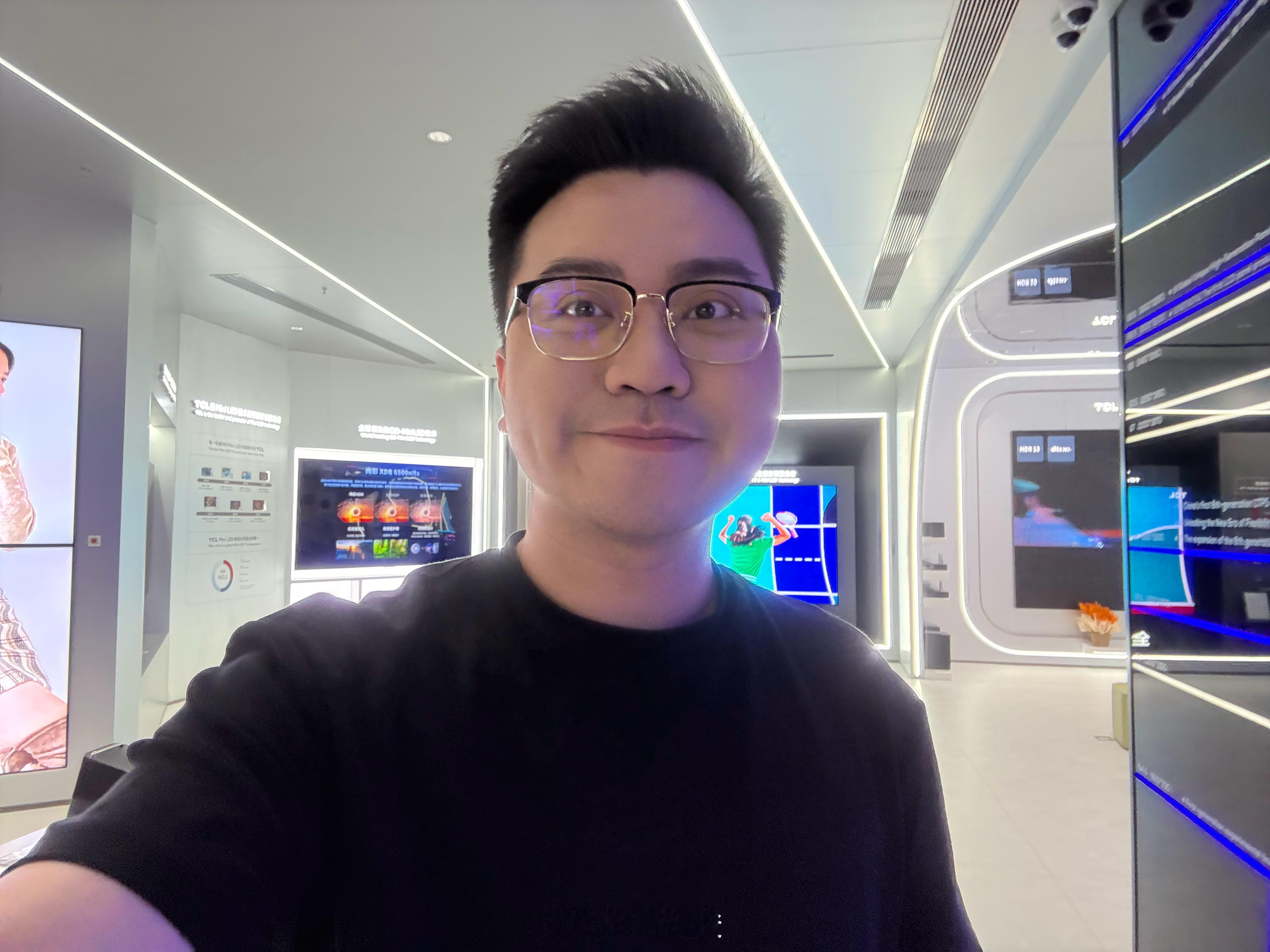 我是台前的，台后这些忙前忙后的才是真大哥。 ​​​
