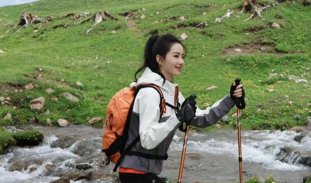 没想到刘诗诗还是个户外运动爱好者。一身专业的登山装备，显得又飒又美！山里绿色的草