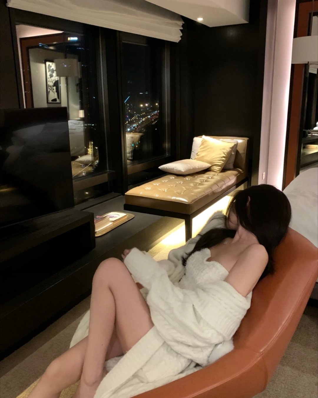 那些渴望遮风挡雨的女性 最后都学会了自己撑伞. 