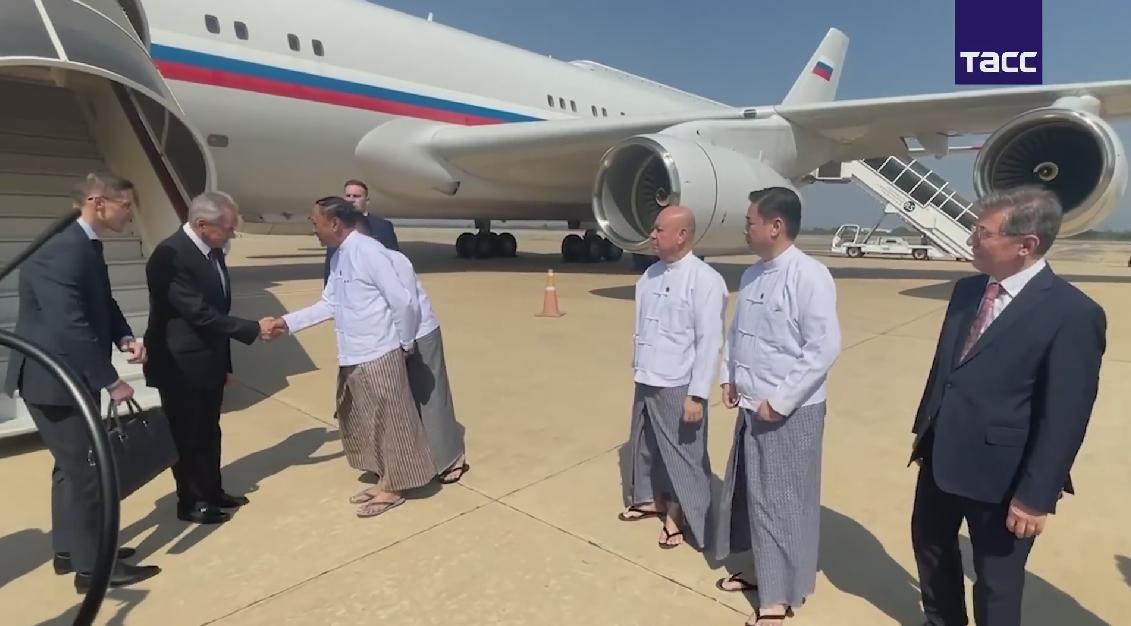 2月2日绍伊古亚洲行第二站，抵达缅甸首都内比都，舷梯上还有保护罩；他下飞机的时候