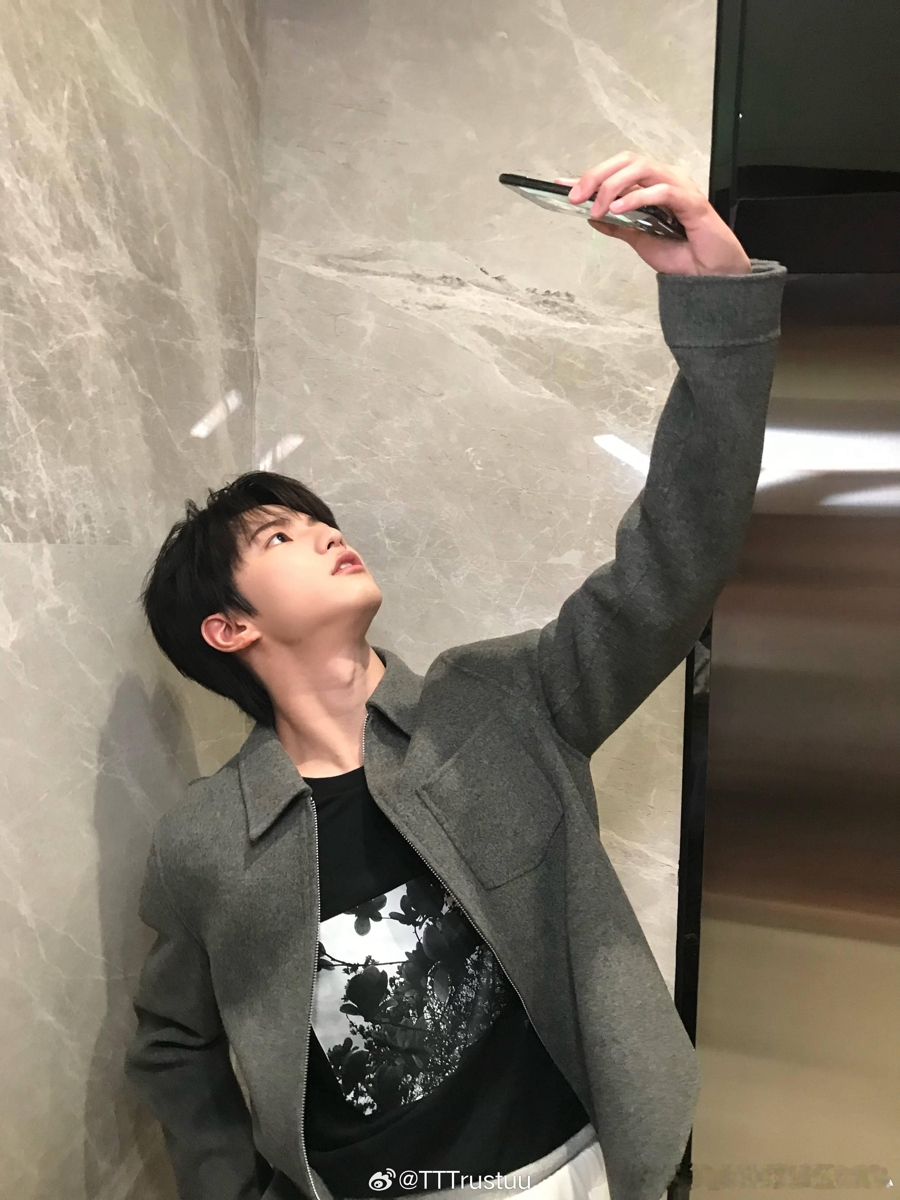 穆祉丞自拍瘦了好多都学会了吗 面对顶光要这样！ 