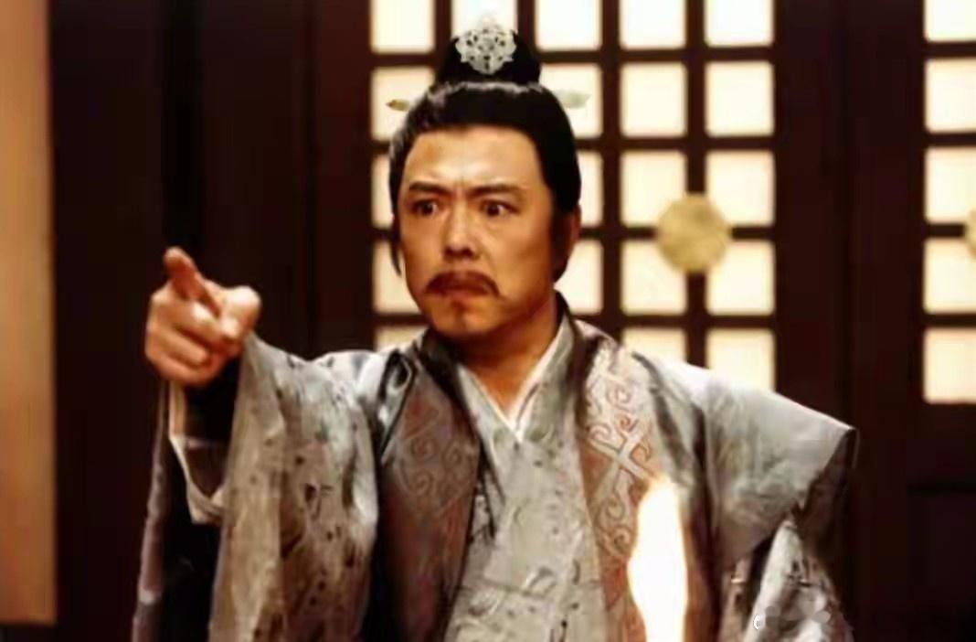 前 235 年，洛阳城，吕不韦收到嬴政的亲笔信。拆开一看，他顿感浑身冰凉。信中只