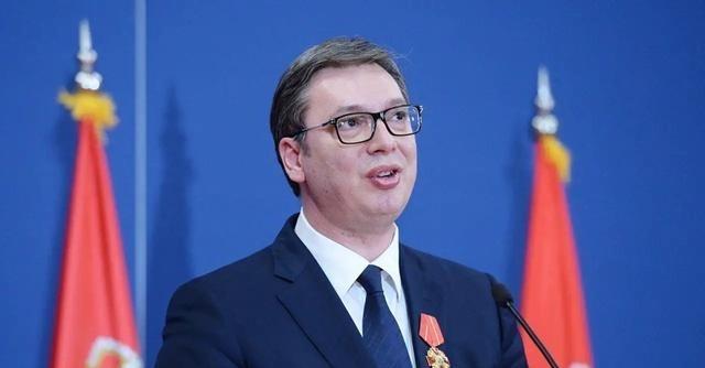 武契奇刚落地 北京 ，西方为啥集体破防？
真正刺痛西方的，不是北京机场上的红毯，