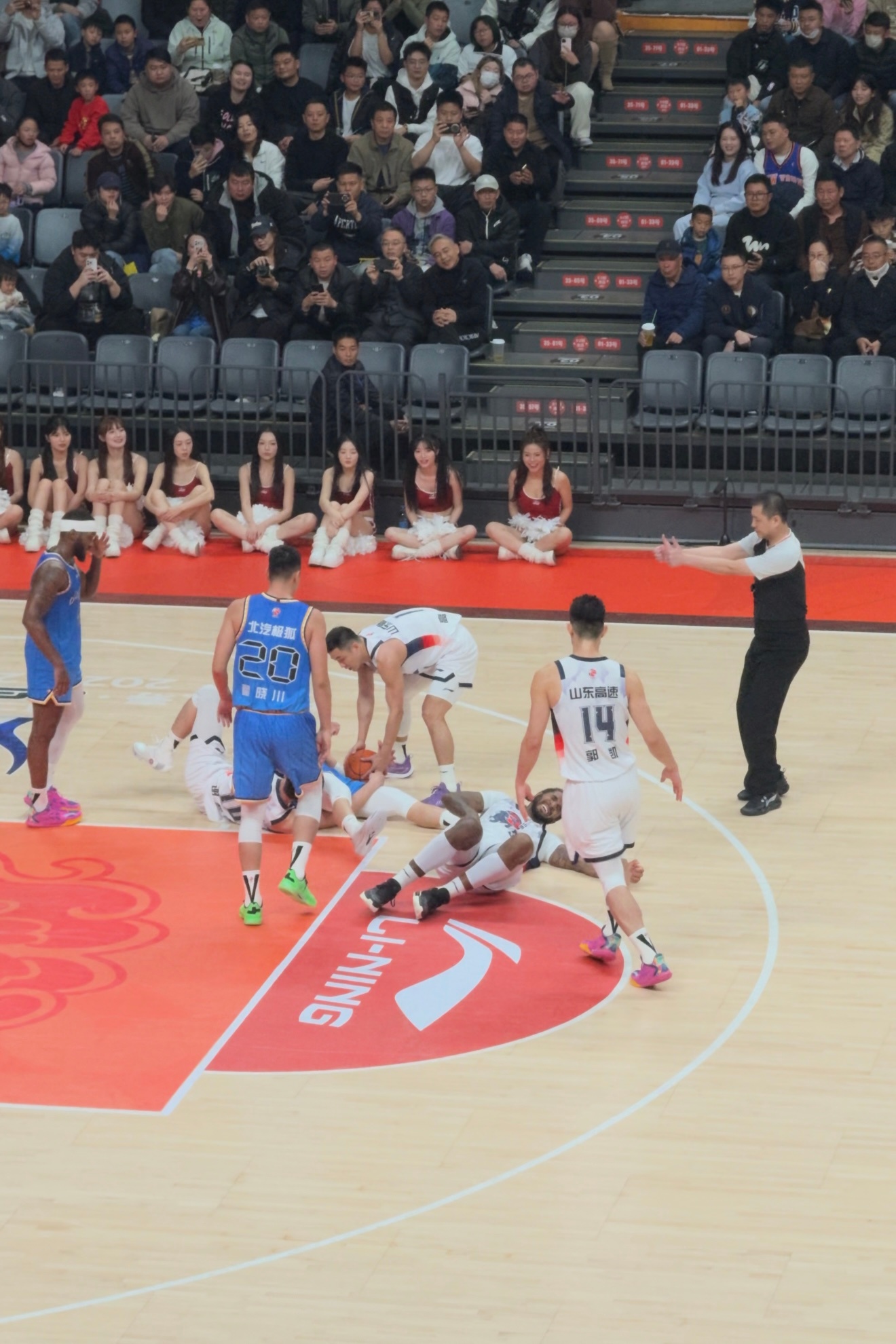 地贴太滑了，杰曼滑了三次、谢智杰滑了一次、克里斯差点受伤cba俱乐部杯 长沙·贺