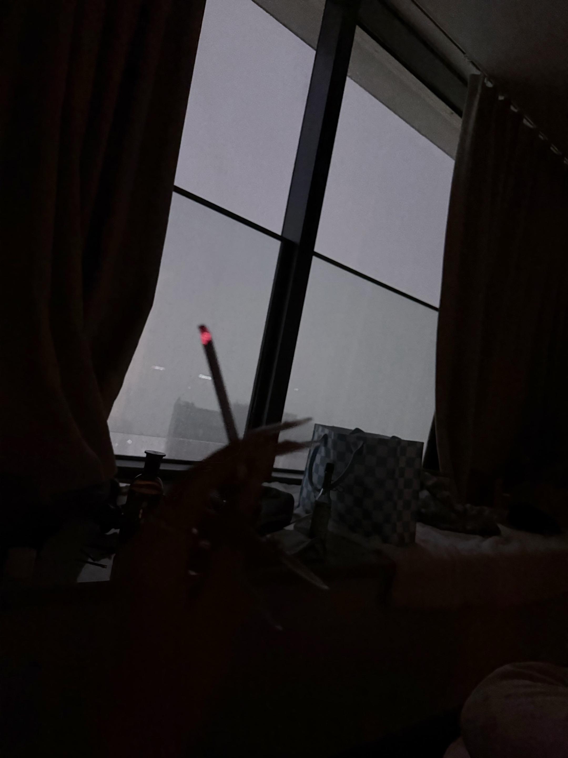 我时常会想 我给予一些人太重的感情是否值得 他们又是否会觉得太过于沉重