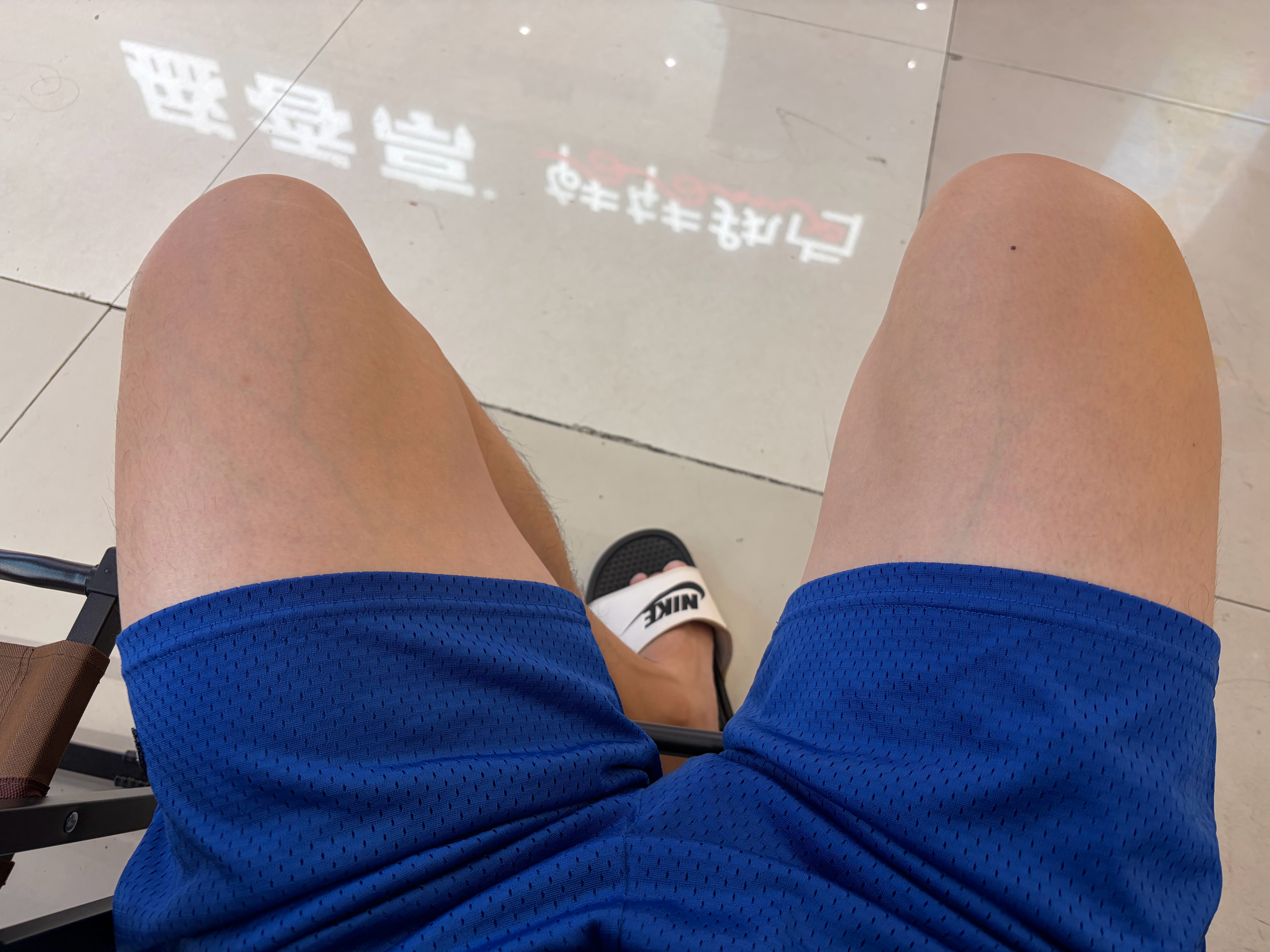 放暑假了不堵车了，但哪吃东西都要排队