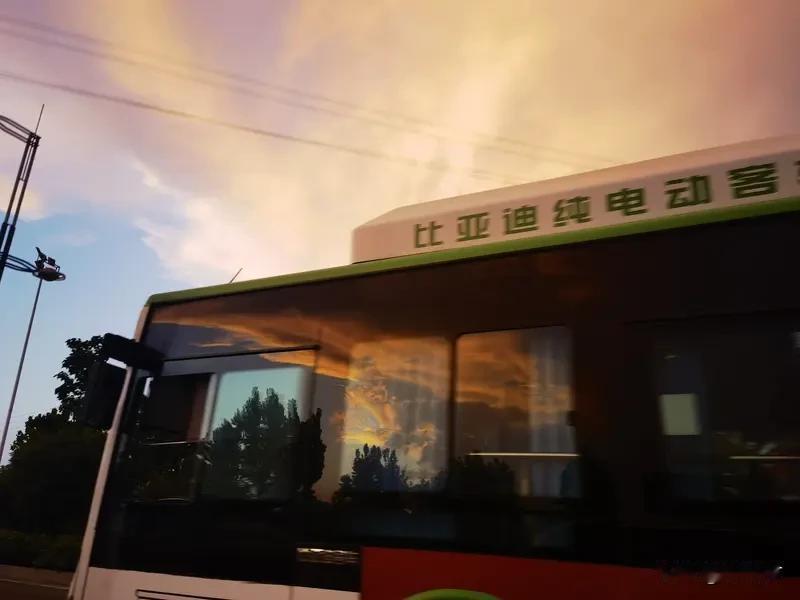 外国人提国产车全家欢呼激动破防 “外国人提国产车全家欢呼激动破防”视频最近火了，