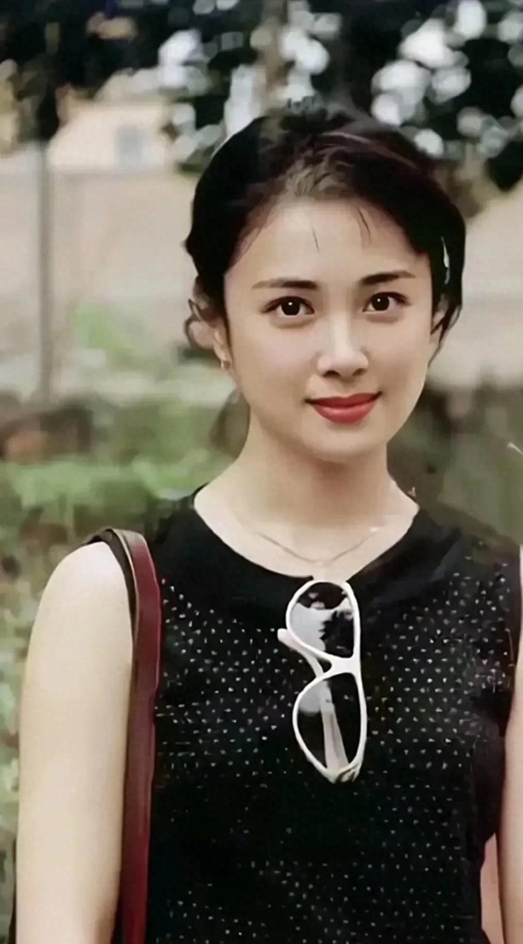 她好美啊，这是真正的沉鱼落雁，闭花羞月之美，真的美，颜值超越了年轻时候的朱琳，也