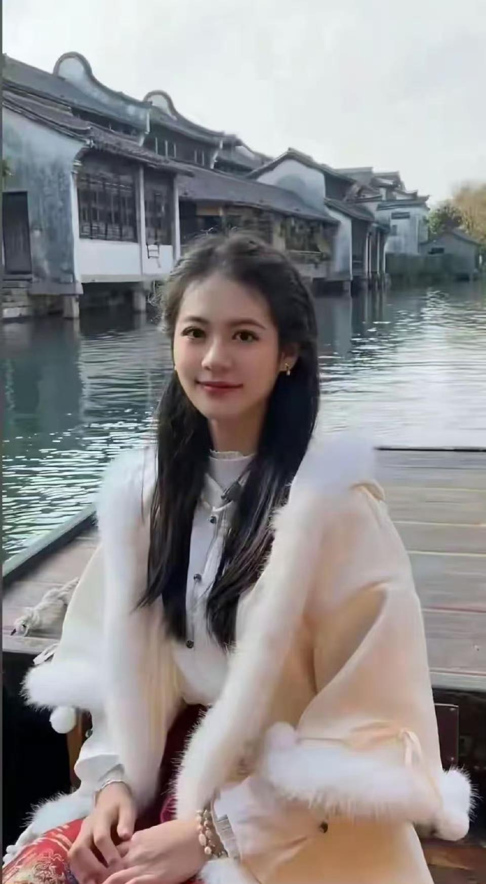 翁虹的女儿太美了
最美星二代！
江南娇小美人
长得很有福气相哦