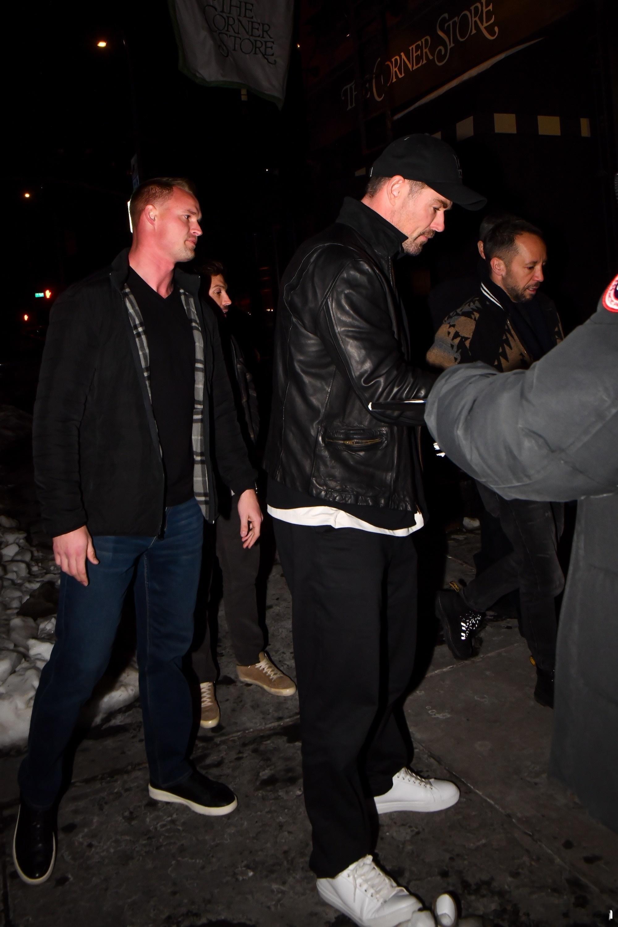 Chris Hemsworth克里斯海姆斯沃斯在纽约外出，与好友Matt Dam