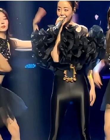 安又琪一条老式健身裤，直接把淘宝干空了。
闲鱼上二手价翻了三倍，谁买谁是青春债主