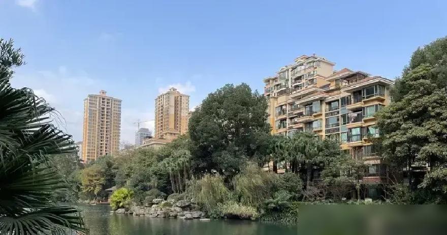 浙江，一家长在网上晒出，其女儿半夜三更梦游，自己穿好了衣服，戴好了眼镜就往门外而