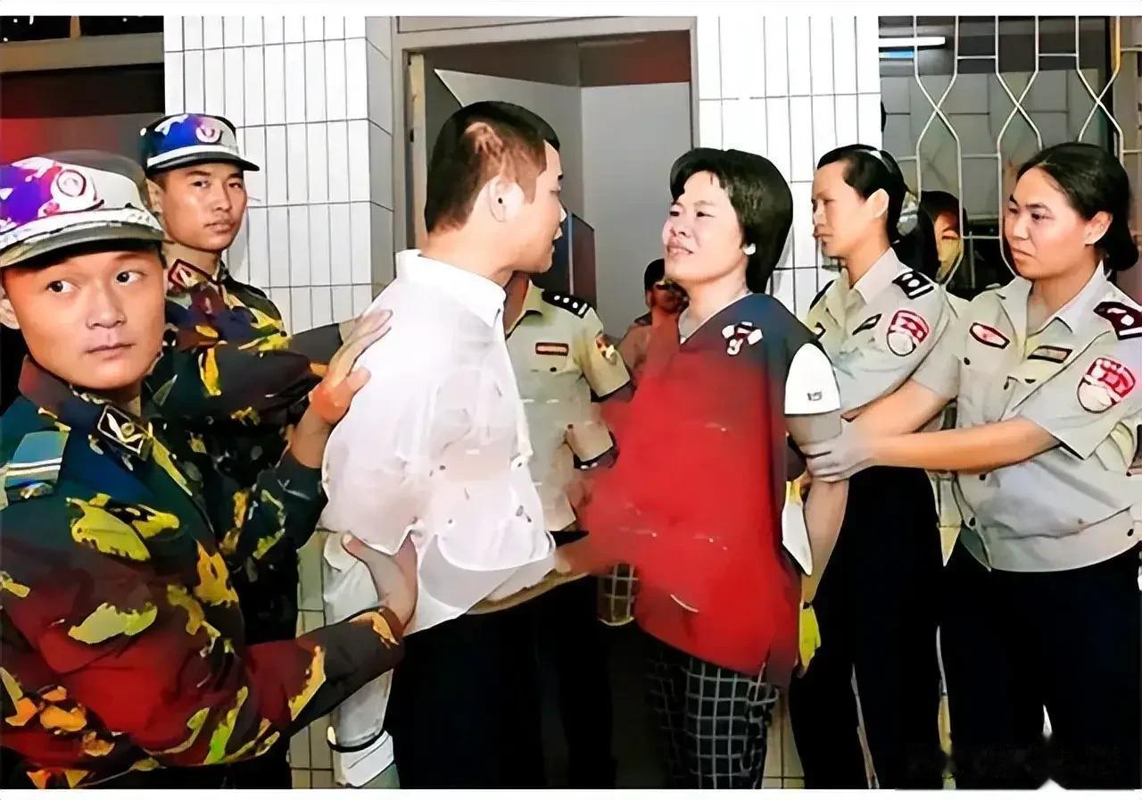 这是2006年，海口看守所，一对犯人夫妻，被判处无期徒刑的妻子陈遂卿两人互相依偎