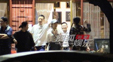 那英深夜与好友聚餐那英送别友人一步三回头  那英深夜与好友聚餐，贴心送别友人尽显