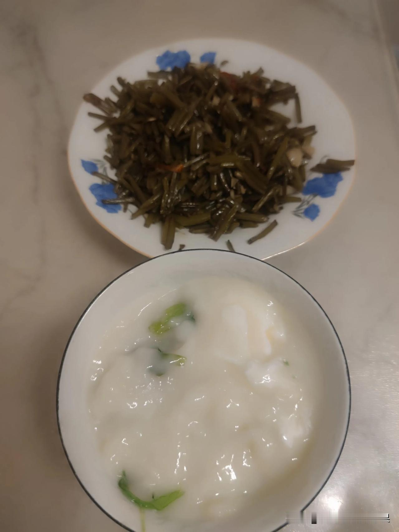 干了这碗面糊糊

之前趁门口新店开业，薅了一袋面粉，一直也没找到机会吃，今天周末