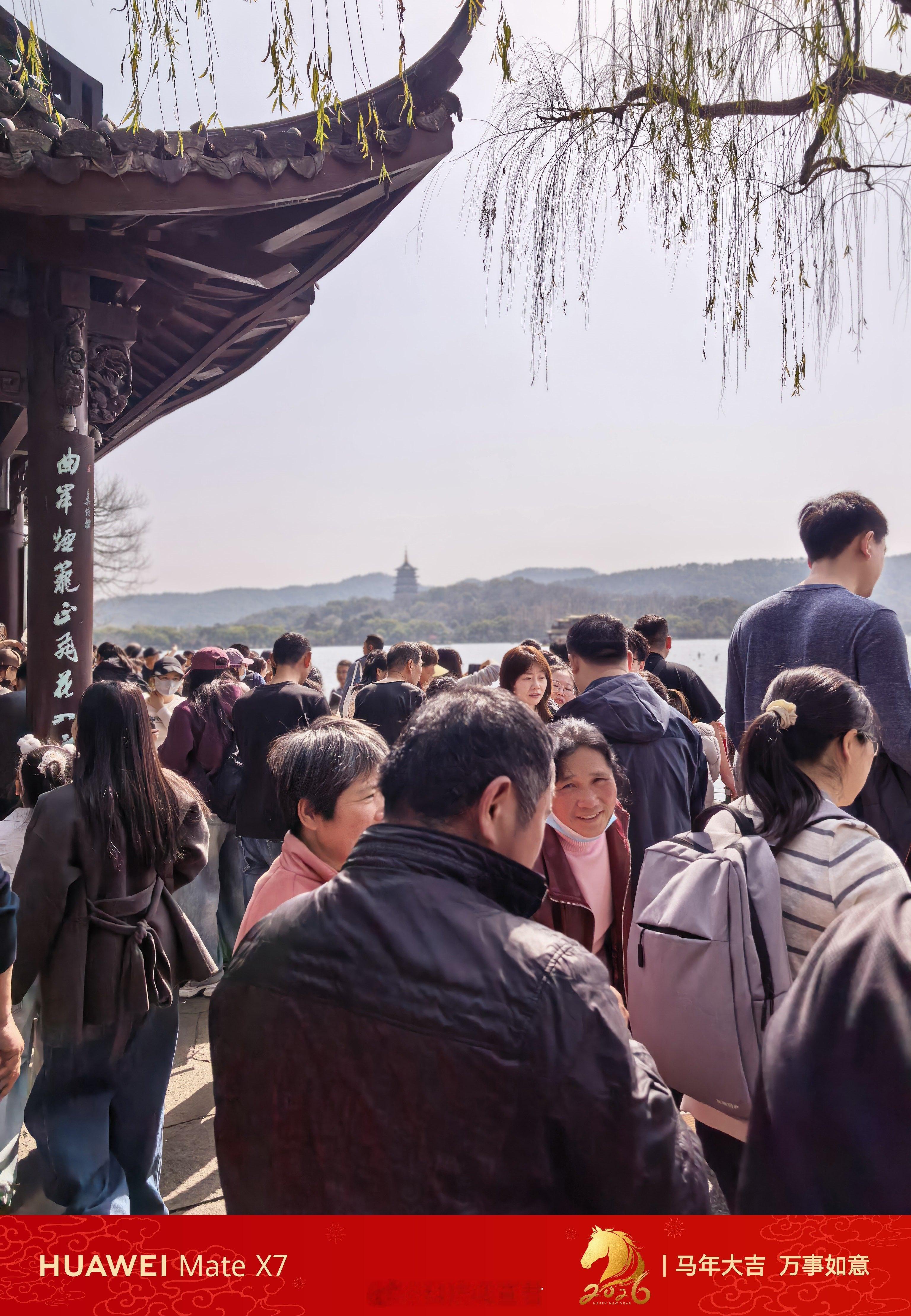 有返程人堵车12公里开了一小时你们怎么还不上班，杭州西湖今天人依旧很多～ 