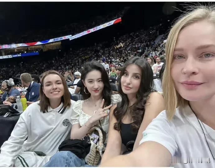 人气明星，刘亦菲，受邀观赛NBA阿布扎比站季前赛，与几位美女同框，成为场边一道亮