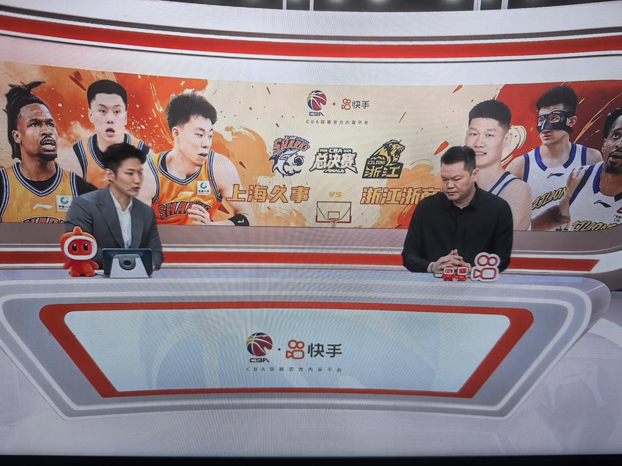 主持人:上海队真强啊，3:1轻松拿下了北汽
朱总:是啊，太强了…
主持人:内线强