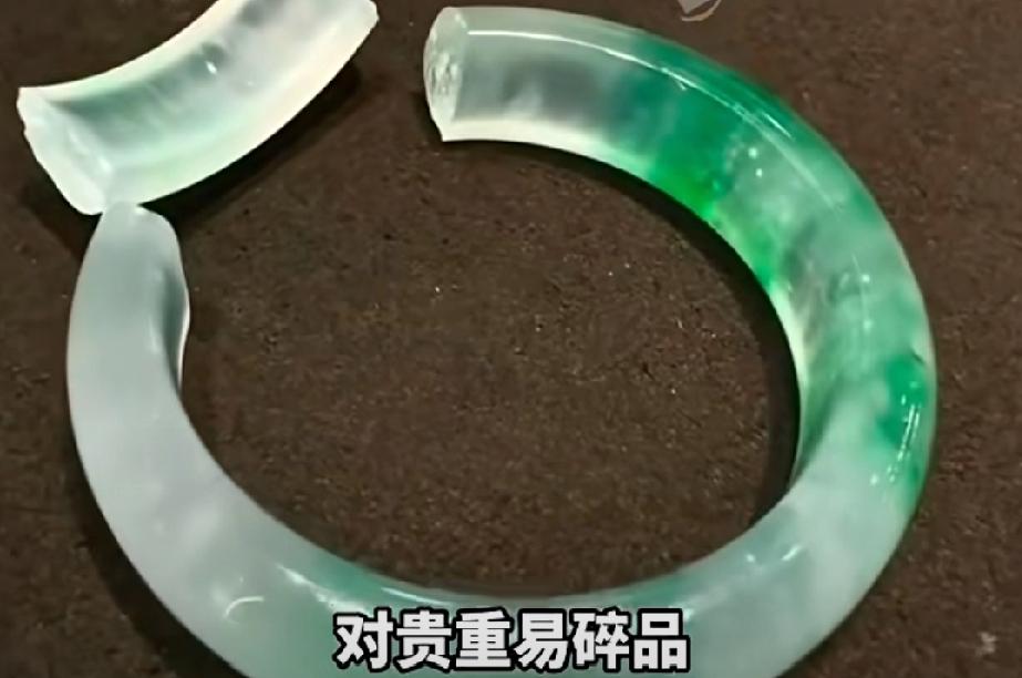 试戴贵重物品务必慎之又慎，近日乌鲁木齐的刘女士试戴玉镯时，未听店员不能拿托架，要