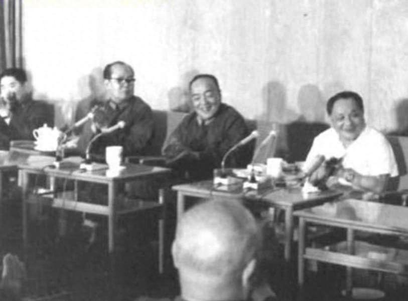 他担任大军区司令长达25年，晋升上将，69岁成为总参谋部主帅，79岁再婚的人生经