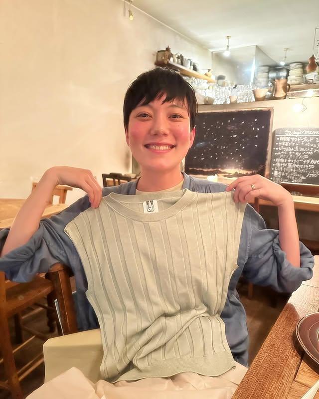 她是日本很出名女演员，9岁时候已经参与拍摄电视剧《金田一少年事件簿 特别版》，最