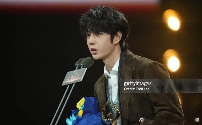 宝藏生图！王一博微博之夜 G 社外网生图，内场无修生图展现他领奖时的面部平整度，