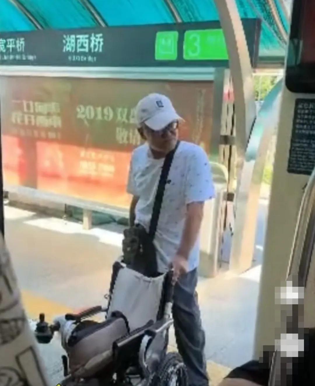 为了等人，大爷用自己的轮椅阻挡轻轨关门，车上其他人劝其坐下一趟，大爷坚持不动。