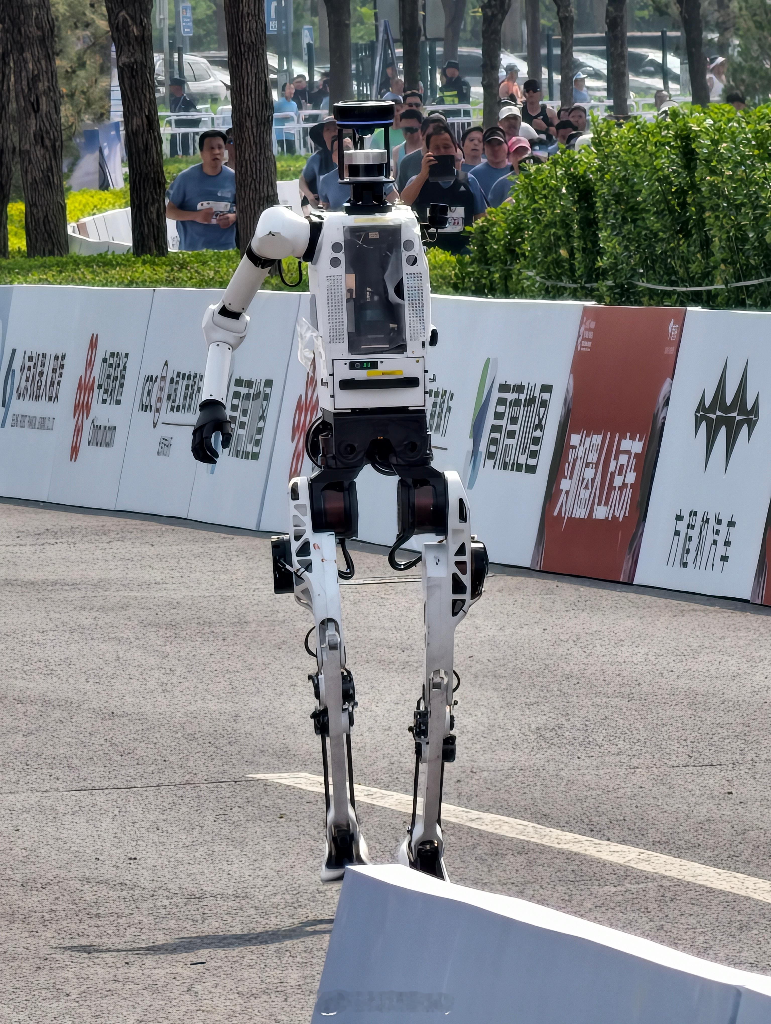 北半马机器人不语一味闷头跑奔跑吧机器人，哪怕是胳膊摔掉了也要努力冲。今年机器人跑