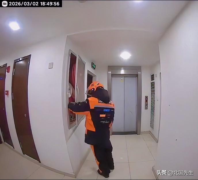 监控拍下离谱一幕：外卖员送完餐，无故拧开楼道消防栓放水，整层楼道淹成水塘，电梯、
