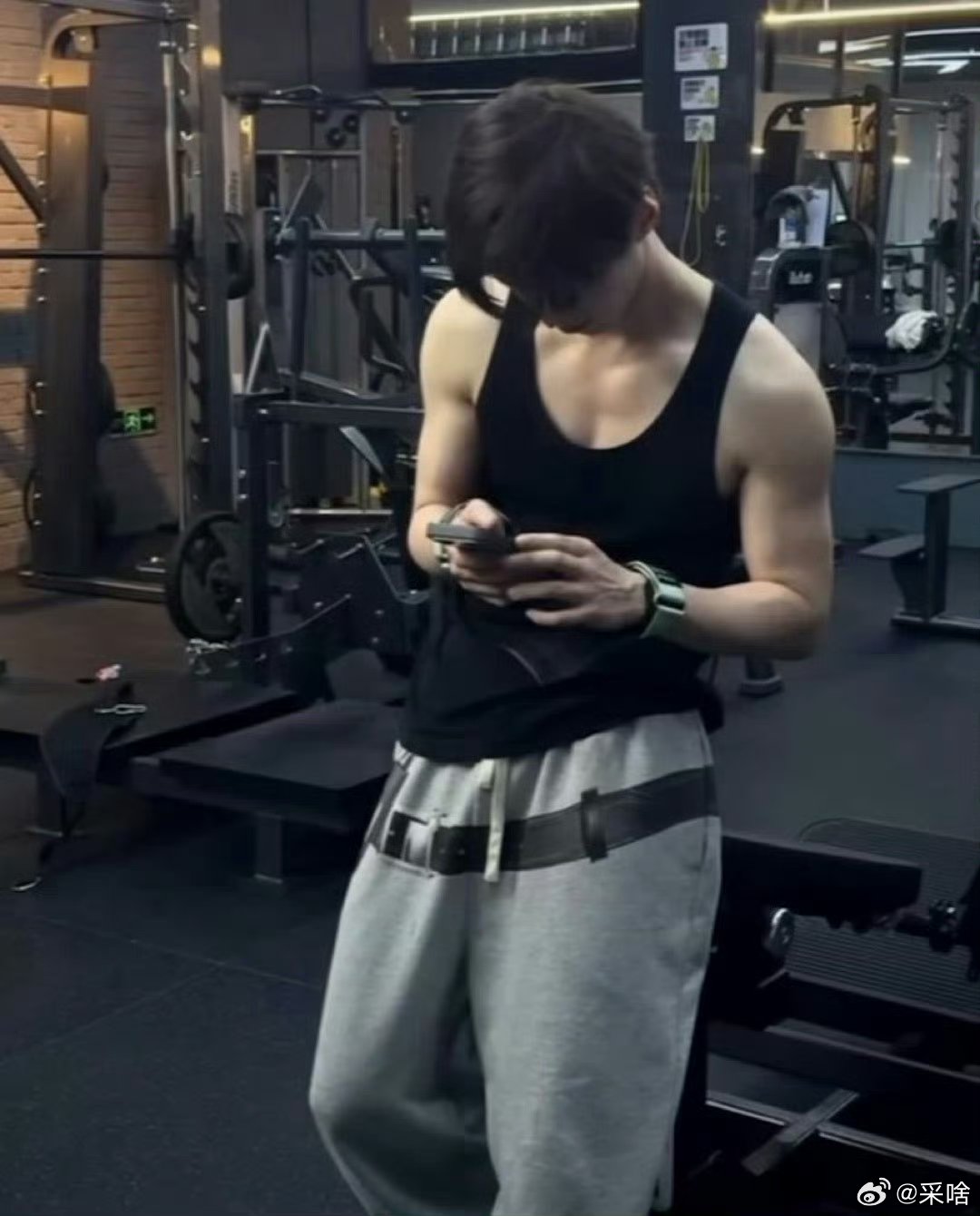 何与求何润东指点一二何与晒背肌求何润东指点少年感外形配上练出来的结实背肌，何与的
