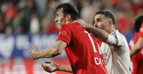 奥萨苏纳2比1皇马 西甲本轮奥萨苏纳主场2比1击败皇家马德里的比赛中，上半场的一