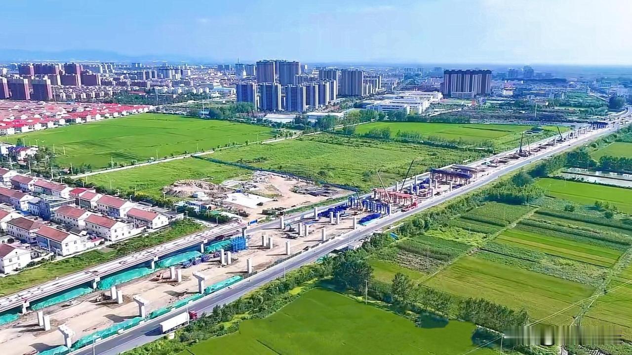 连云港市的首条高架快速路，正处于施工阶段！作为江苏省最后一座没有高架的城市，连云