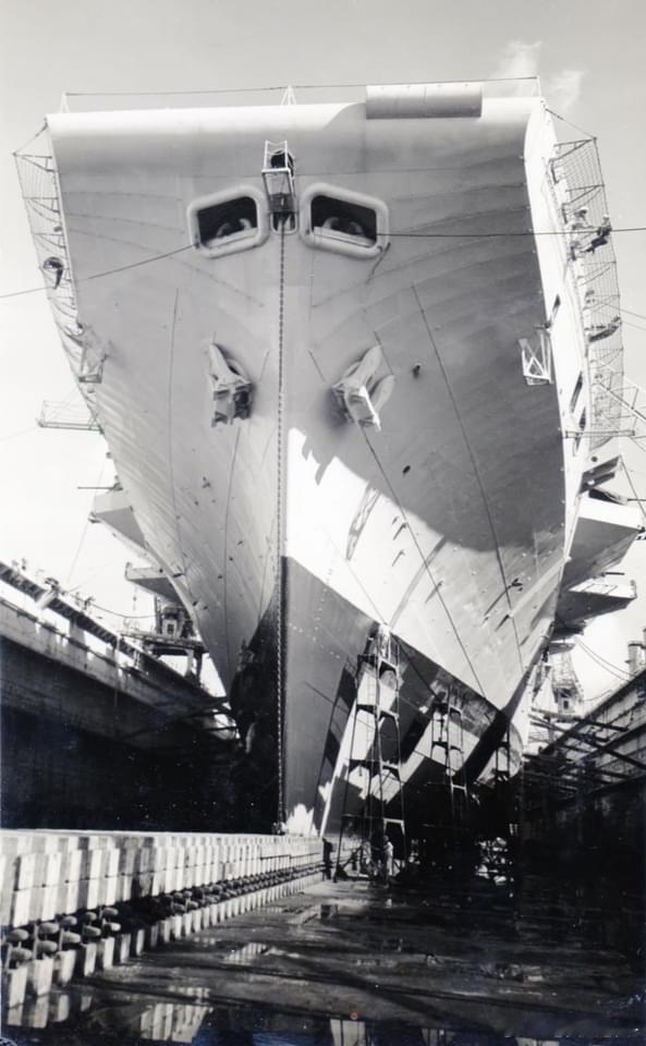 在马耳他入坞维护的皇家海军巨像级海洋号轻型航母，摄于1951年。即使是轻型航母体
