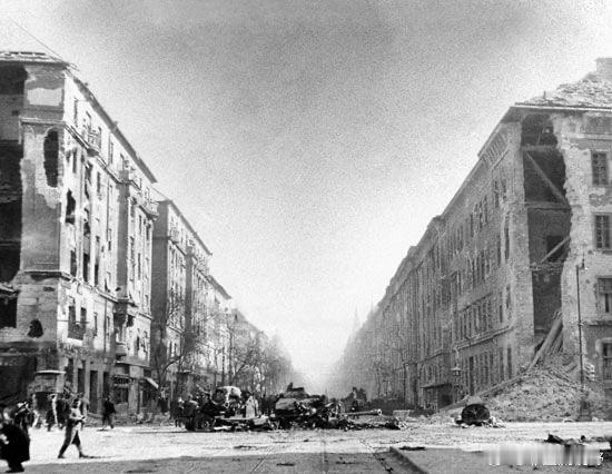 这次匈牙利大选，反对派阵营蒂萨党大获全胜，他们的核心口号是：俄国人，回家！这是一