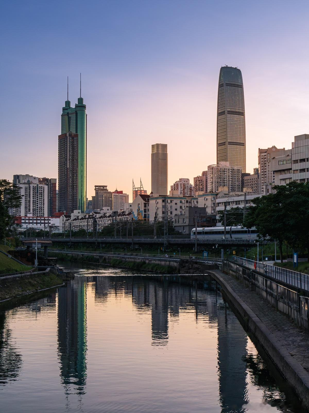 杨老师，怎样把自己的个人优势向项目优势转变呢？首先是把个人的市场经验融入创业者的