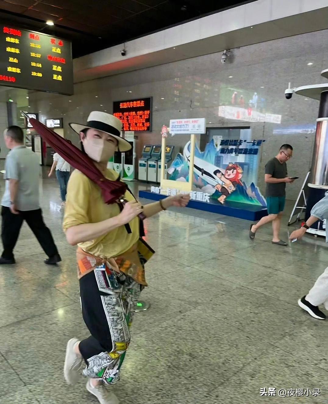 70岁林青霞坐高铁到重庆旅游，她的状态好棒，身材苗条，穿衣打扮太时尚了，巨星范十