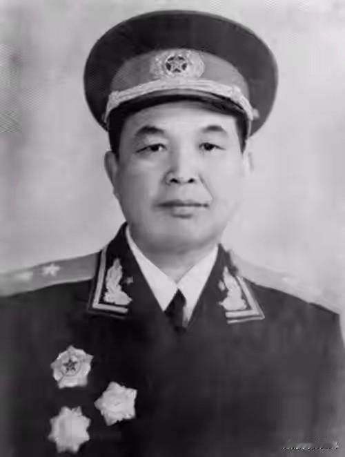 1953年，开国将军衣锦还乡，看见两个女人后，胸前军功章重到抬不起头
 
195