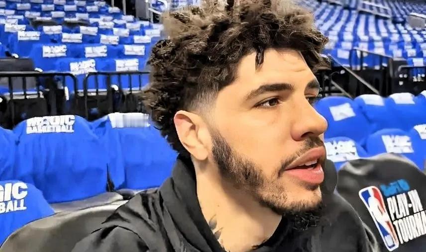 更衣室门外苦等半小时，三球道歉阿德巴约为何没收到？真相太戏剧！


NBA赛场又