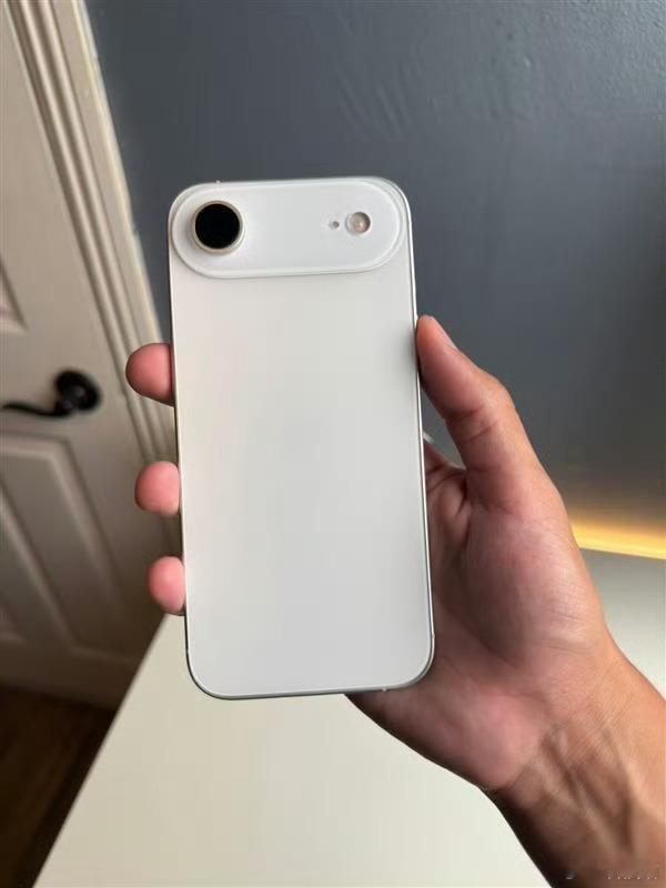 不到2个月就发布了，从目前来看，iPhone 17 Air电池容量2800，但是