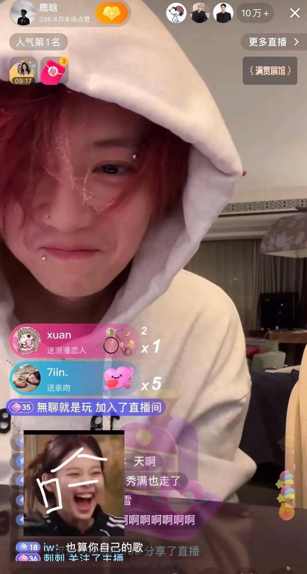 29日凌晨鹿晗又开始深夜直播，一直到早上6点才结束。直播时，鹿晗素颜出镜，不过脸