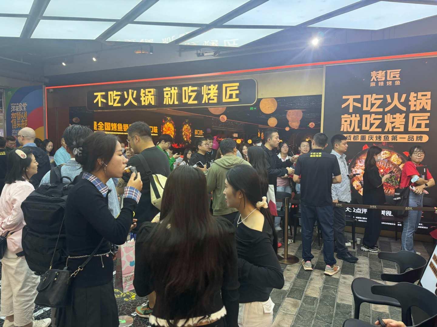 烤匠 排队 排队等烤匠的麻辣烤鱼，不觉得累，反而更期待！正宗的麻辣口味，烤制的火