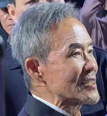 梨花不服老，75岁王石不走寻常路，在健身房中疯狂锻炼。

同龄人走不动道的同时，