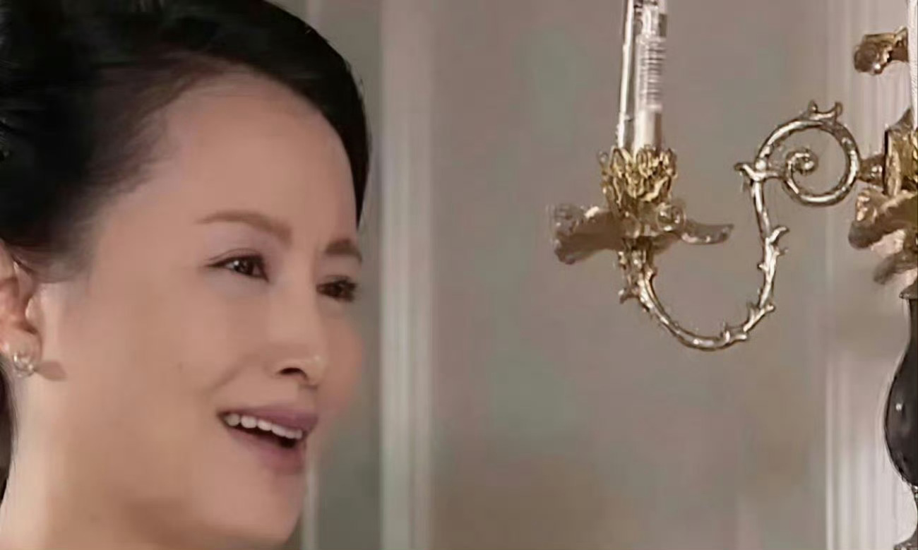 以前看《回家的诱惑》居然没发现，品如用的是山寨苹果手机，富二代洪世贤家里的吊灯蜡