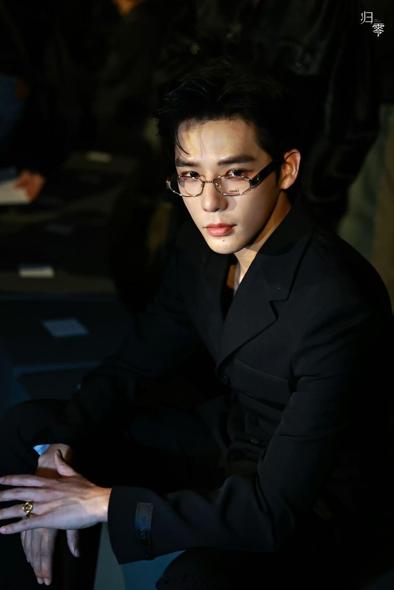 #王安宇全黑西装look##王安宇allblack霸总范#看王安宇，米兰时装周上