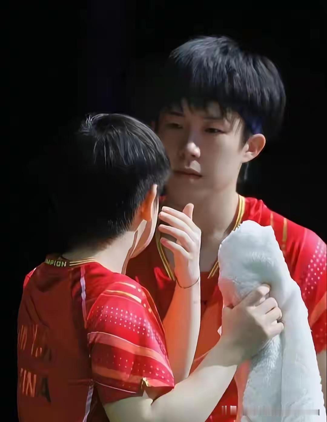 莎：大头。
王楚钦：嗯，莎莎，有事？

莎：咱们还是找机会多练几次吧！
王楚钦：