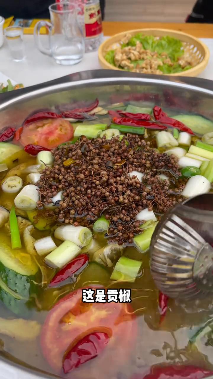 来了丰裕口必须点鱼吗？就是这家公交鱼。点鱼，黄辣丁、各边鱼各来上两斤。这边是豆腐