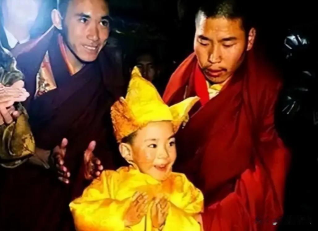 1989年，十世班禅圆寂后，高僧们长途跋涉去寻找转世灵童，国家为此特别拨款，谁知