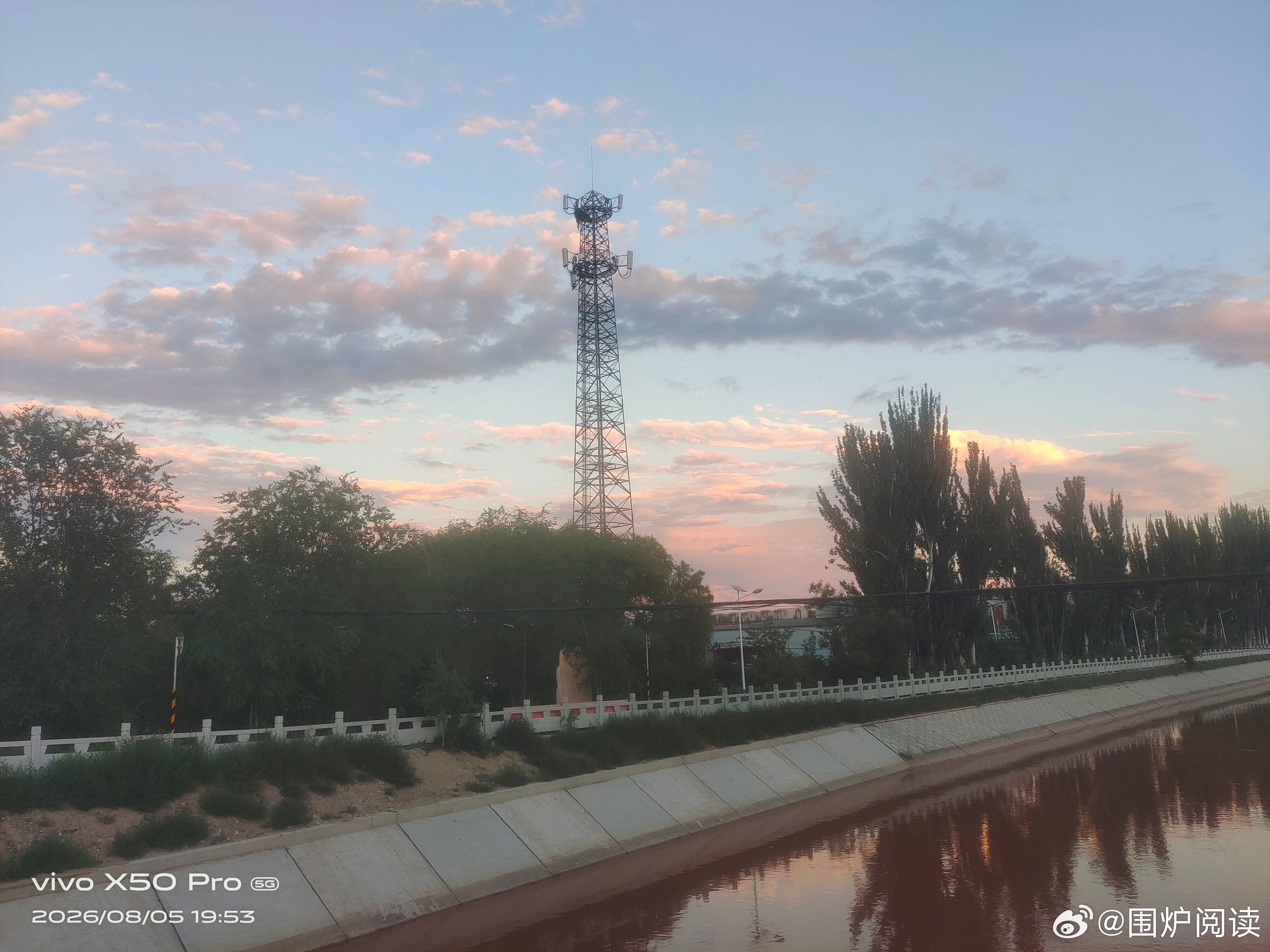 我们总以为旅行是去看风景，其实是借山河治愈内心。人若是一辈子困在原地，眼界就会越