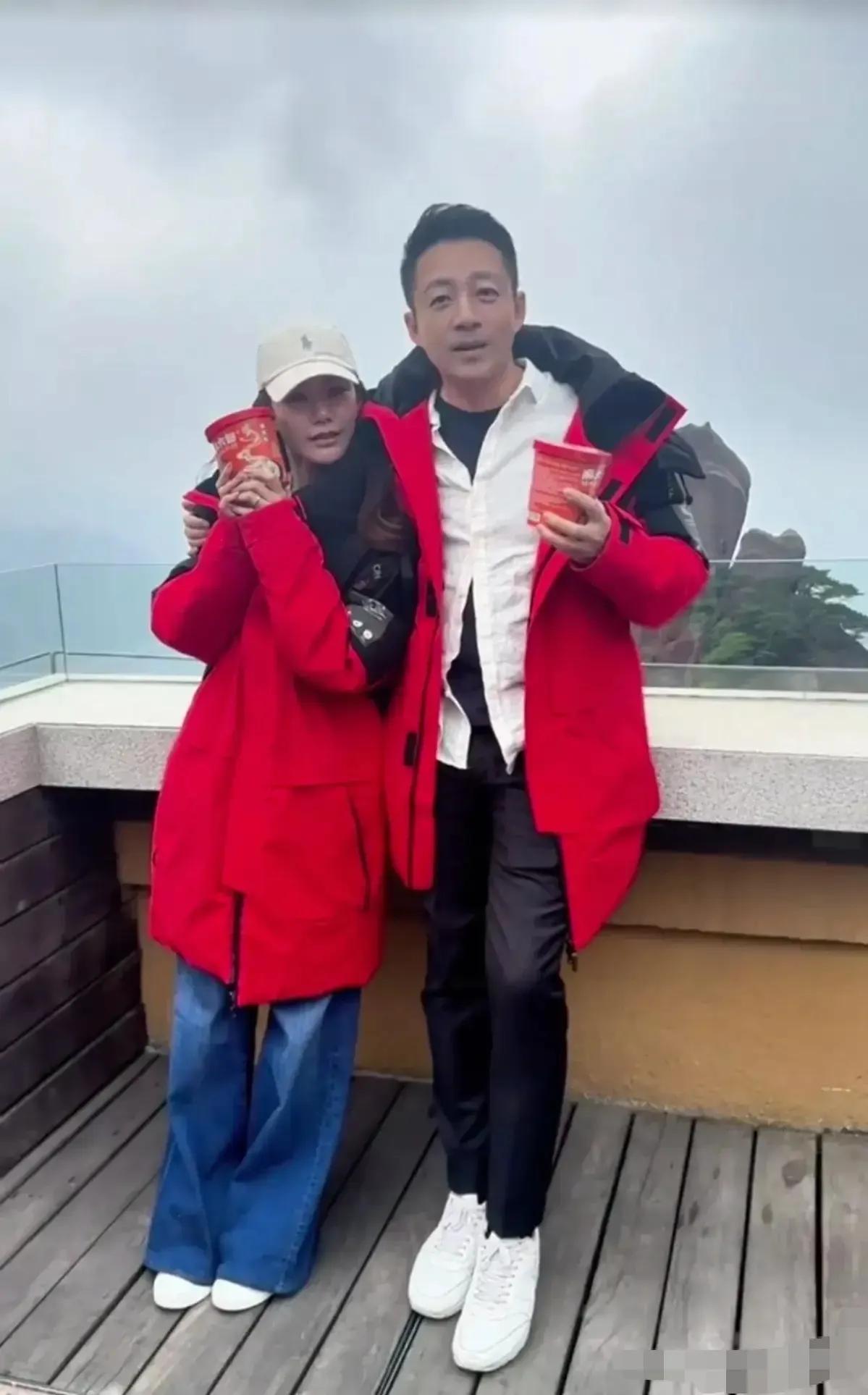 发现了，兰姐喜欢的儿媳都是温柔型的女强人。在汪小菲怀里的马筱梅看起来好乖巧哦，一