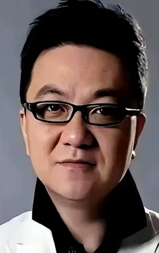 董路又开炮了，这次对准的是自己足球小将的家长。
 
起因挺简单：小球员李昊炎妈妈